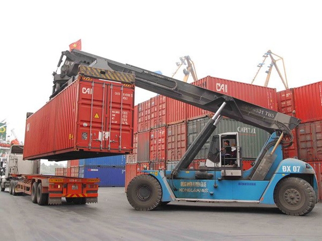 Đề xuất bình ổn giá bốc xếp để cứu cảng container
