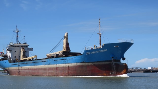 Đón chuyến tàu biển tải trọng lớn đầu tiên vào sông Hậu